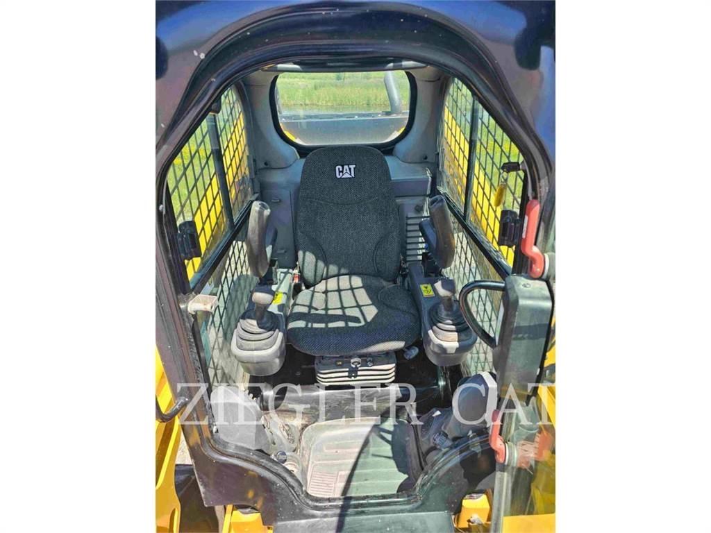 CAT 272D2 Skid steer loaders
