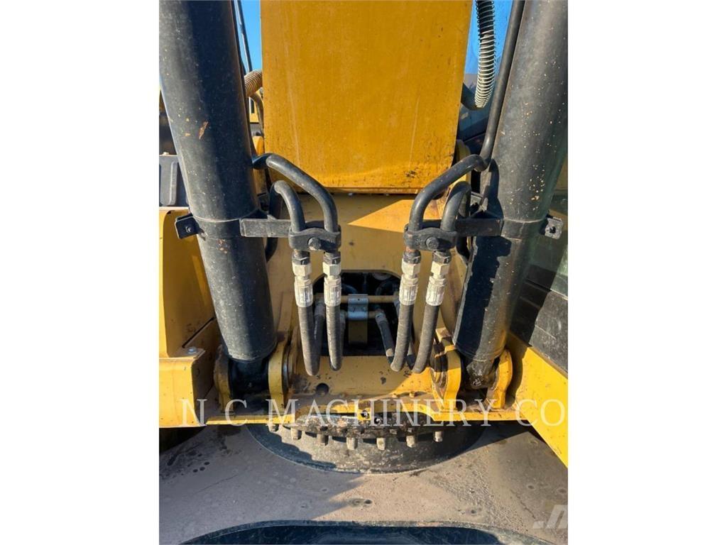 CAT 320 Crawler excavators