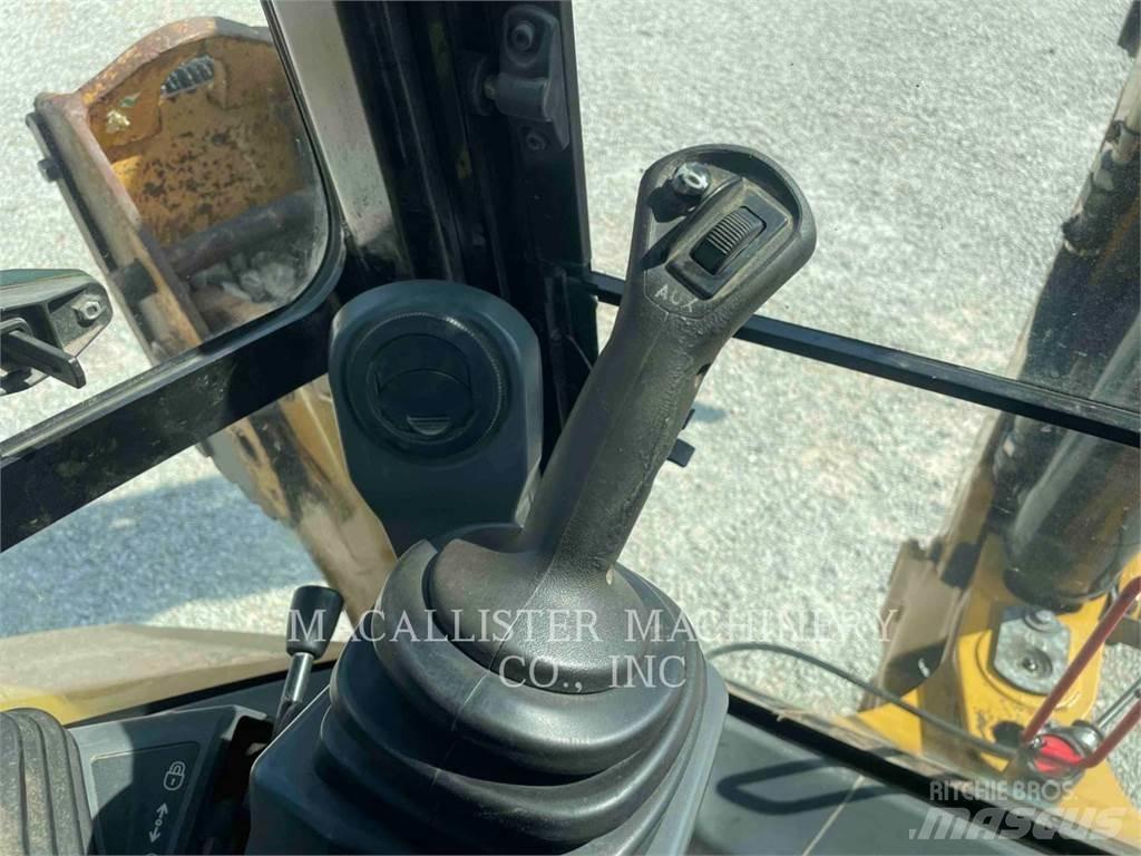 CAT 420F2ST Backhoe
