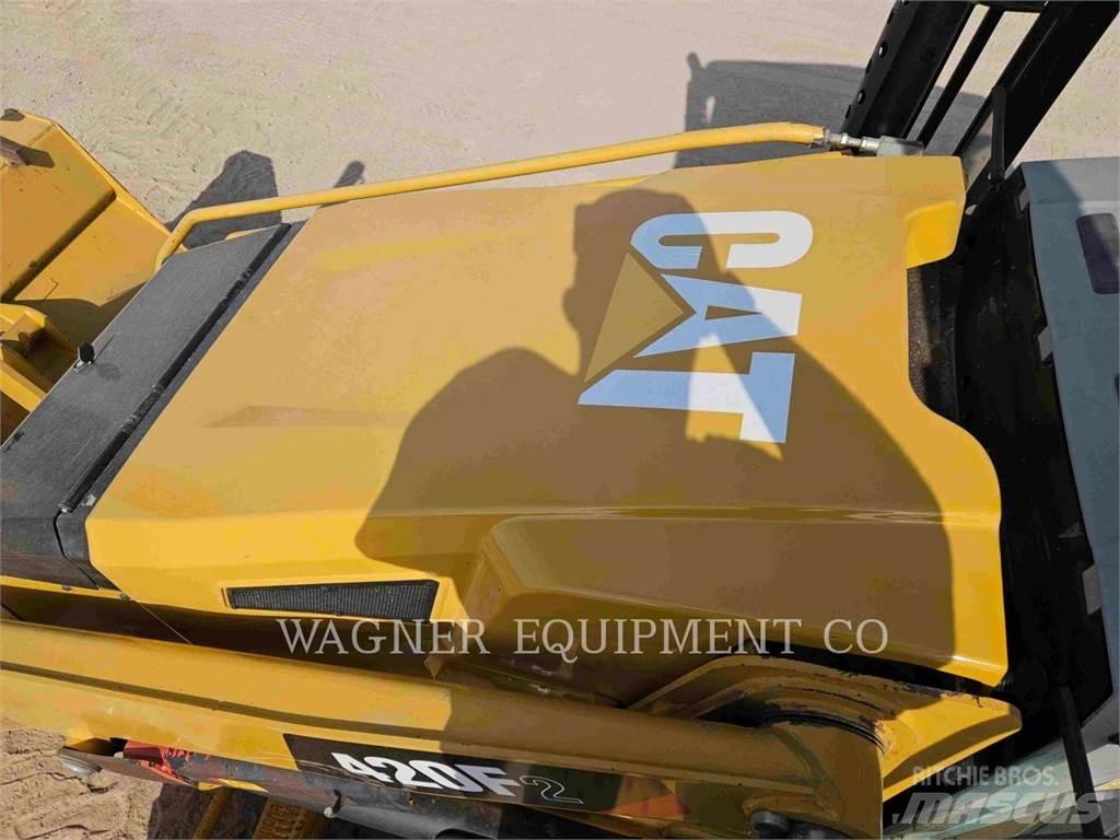 CAT 420F2ST Backhoe