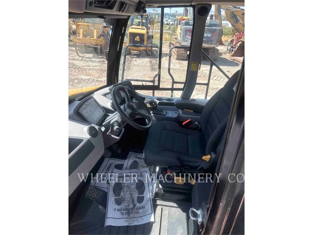 CAT 725 Articulated Haulers