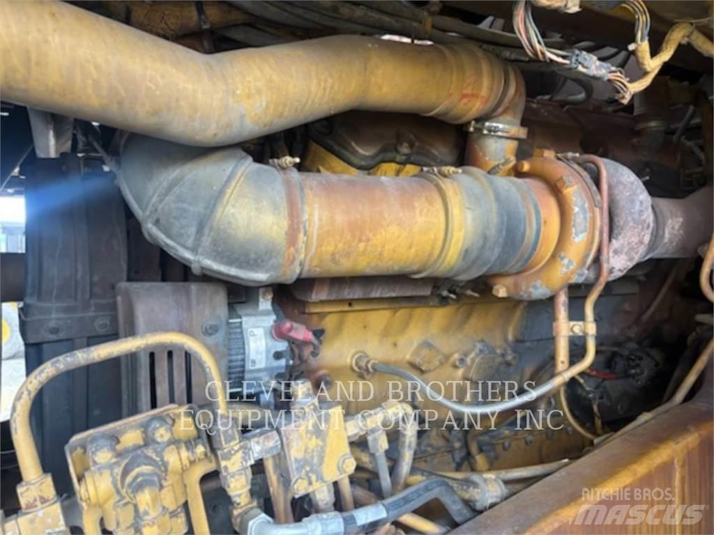 CAT 775F Water bowser