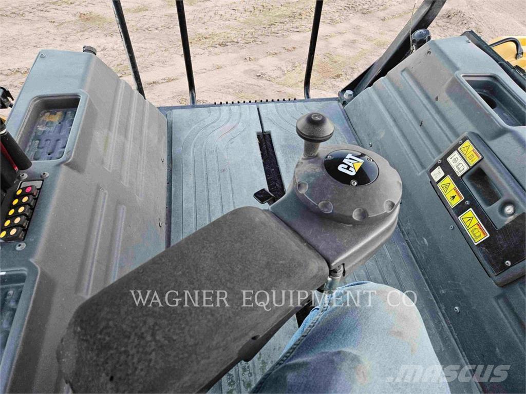 CAT CB16 Asphalt pavers