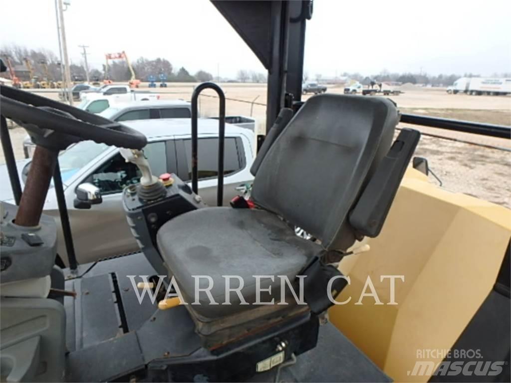 CAT CB64 Asphalt pavers
