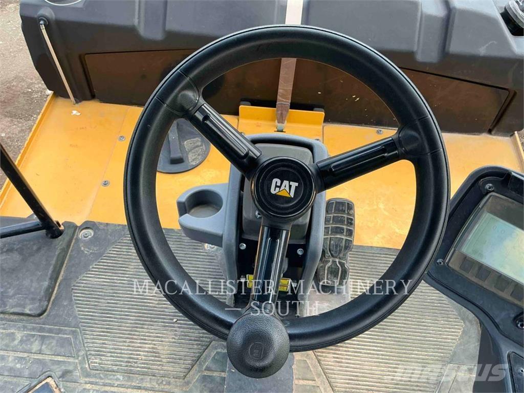 CAT CW16 Pneumatic tired rollers