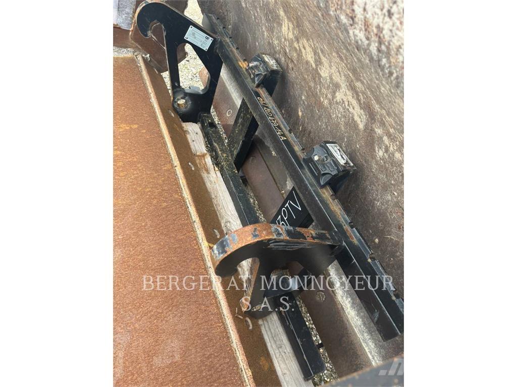 CAT FOURCHE 906 Other