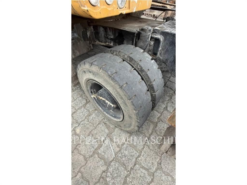 CAT MH3022-06C Demolition excavators