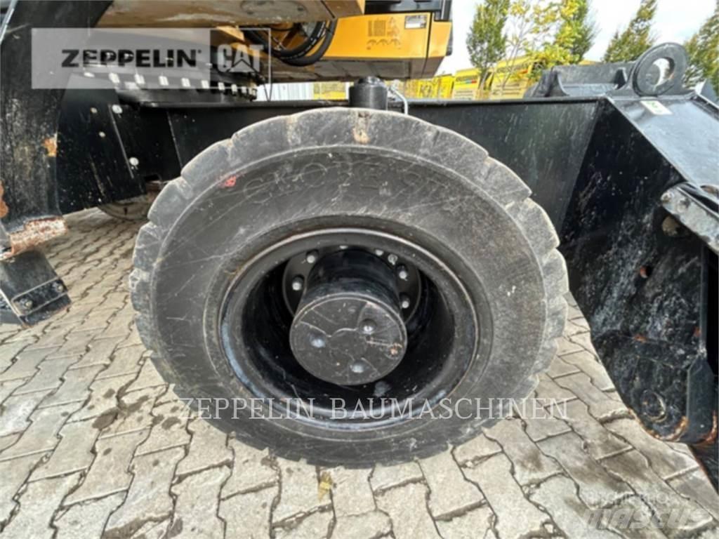 CAT MH3024-06C Demolition excavators