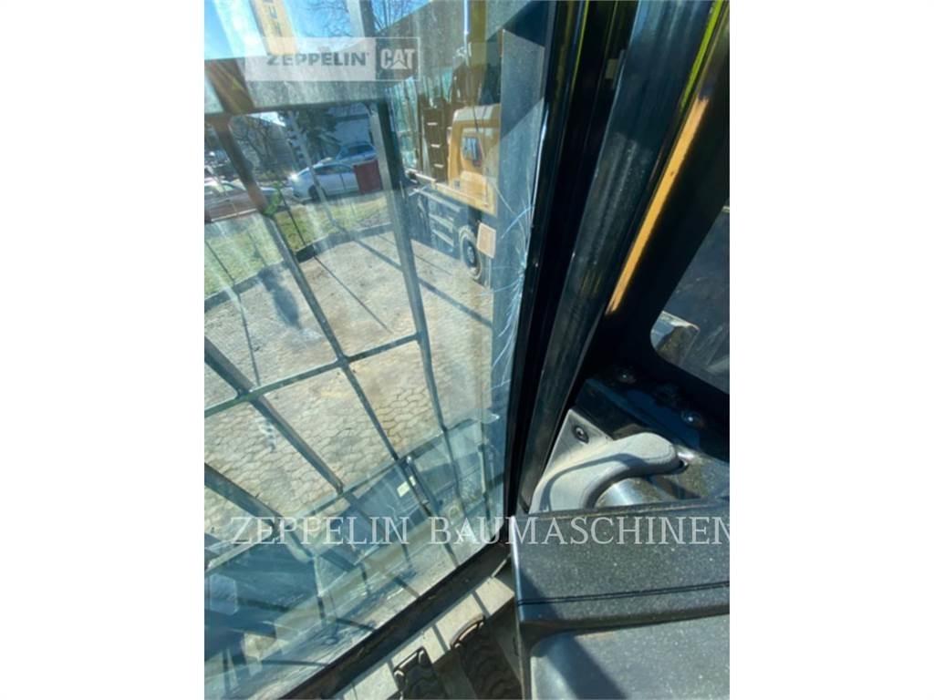 CAT MH3026-06C Demolition excavators