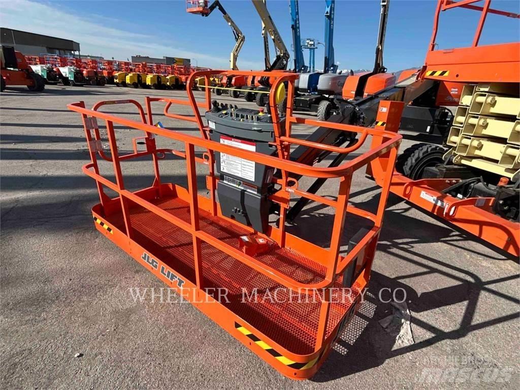 JLG 660SJ Articulated boom lifts