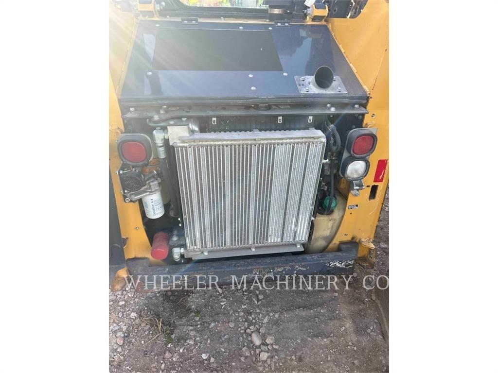 John Deere 318G Skid steer loaders