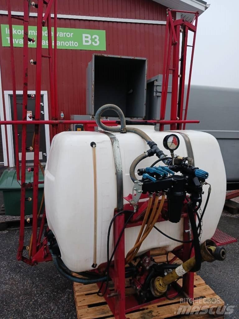 YLÖ 900 / 12 Mounted sprayers