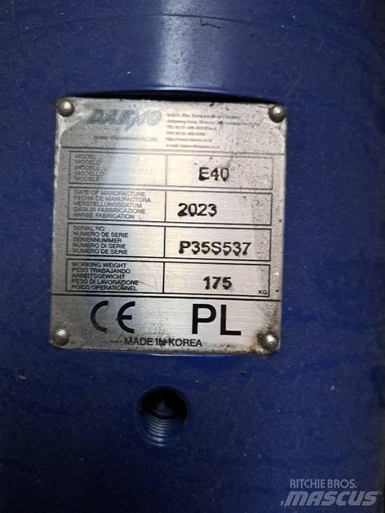 Daemo E40 with CW05 Hammers / Breakers