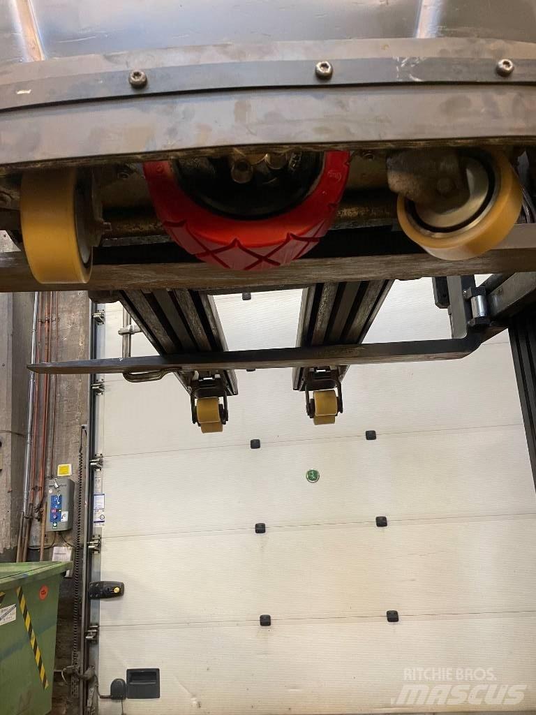 BT Toyota SWE080L Pedestrian stacker