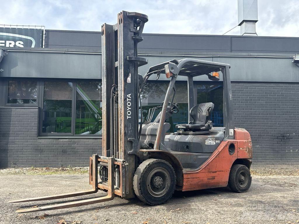 Toyota 8FDF25 Diesel trucks