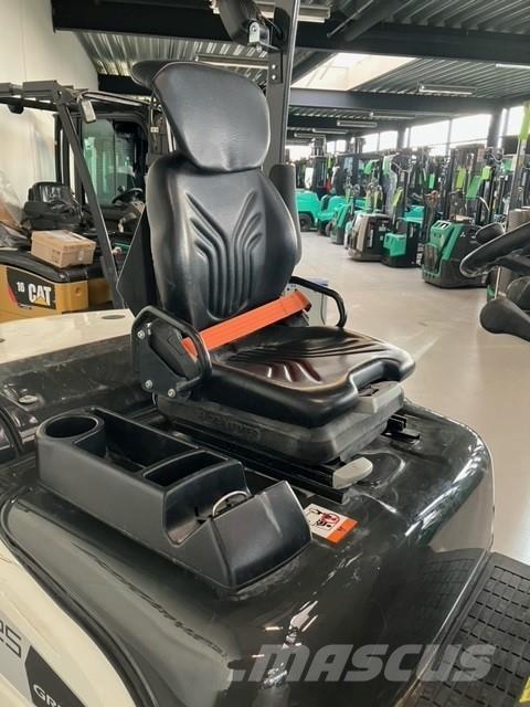 Mitsubishi FD25N3 Diesel trucks