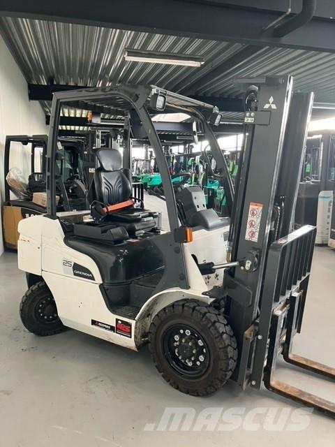 Mitsubishi FD25N3 Diesel trucks