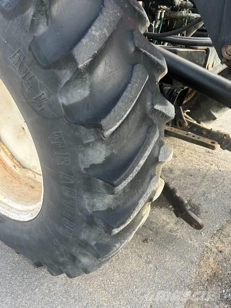 New Holland TV 140 Tractors