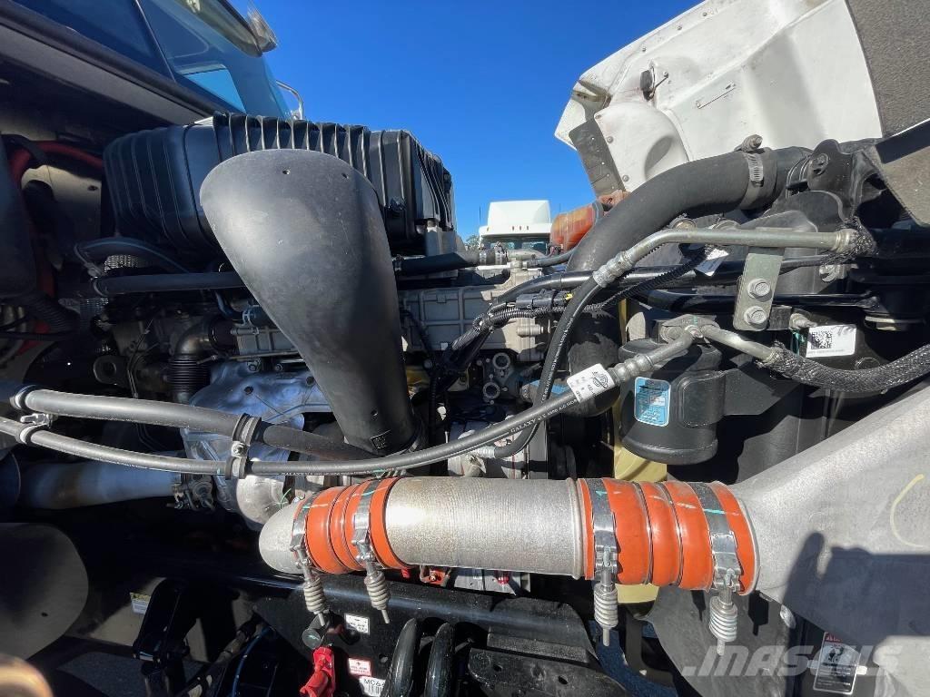 Freightliner 122 SD Prime Movers