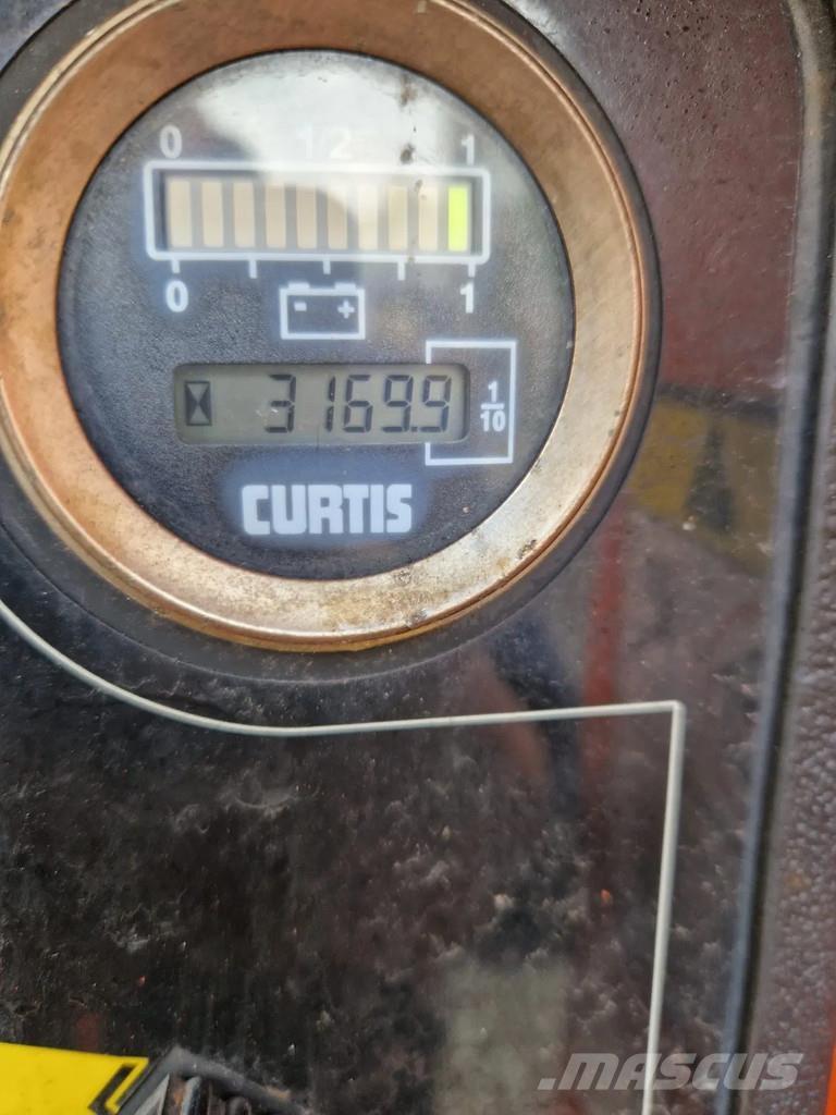 JLG E600 Articulated boom lifts