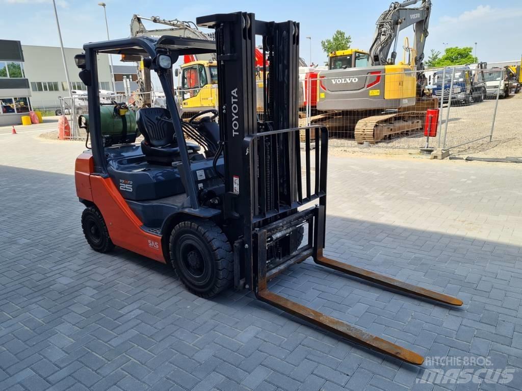 Toyota 02-8 FG F 25 LPG trucks