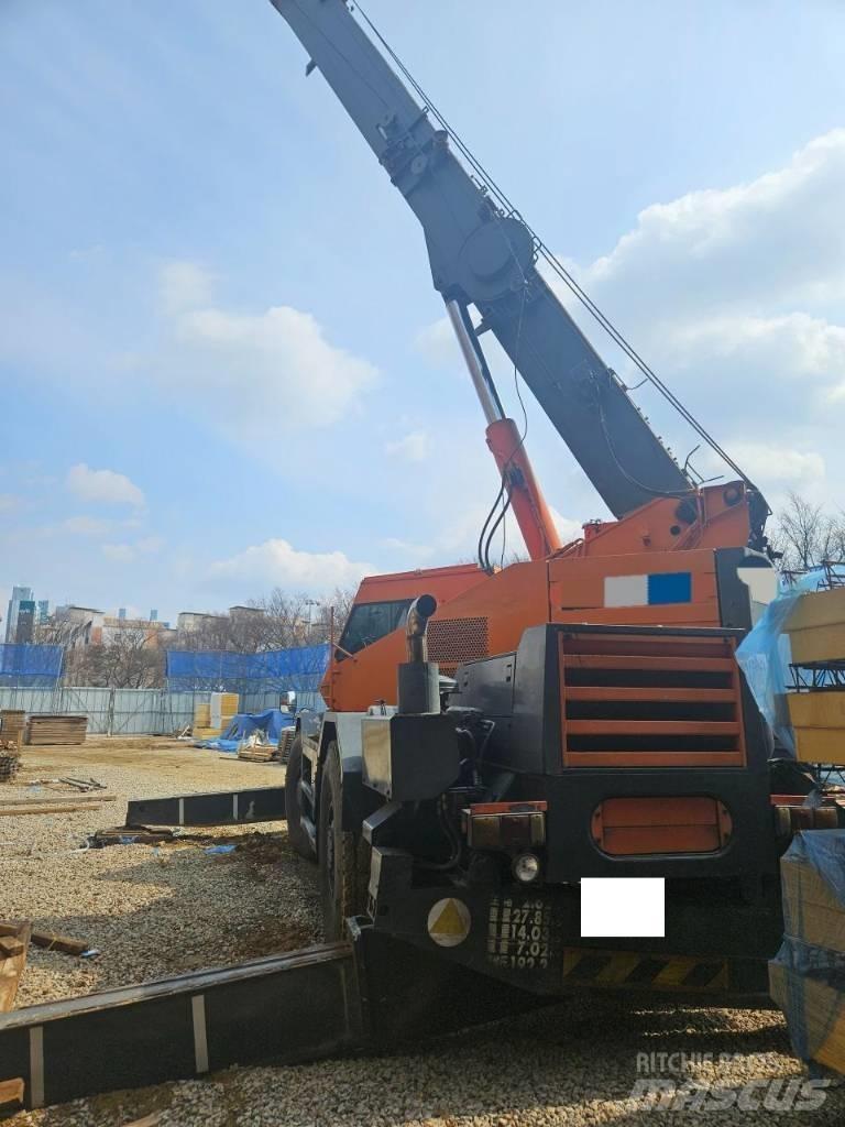 Komatsu LW 250 Rough terrain cranes