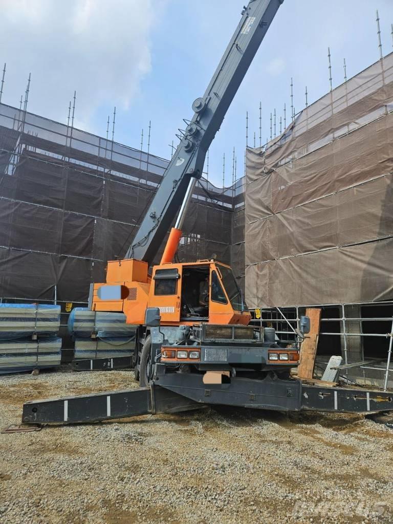 Komatsu LW 250 Rough terrain cranes