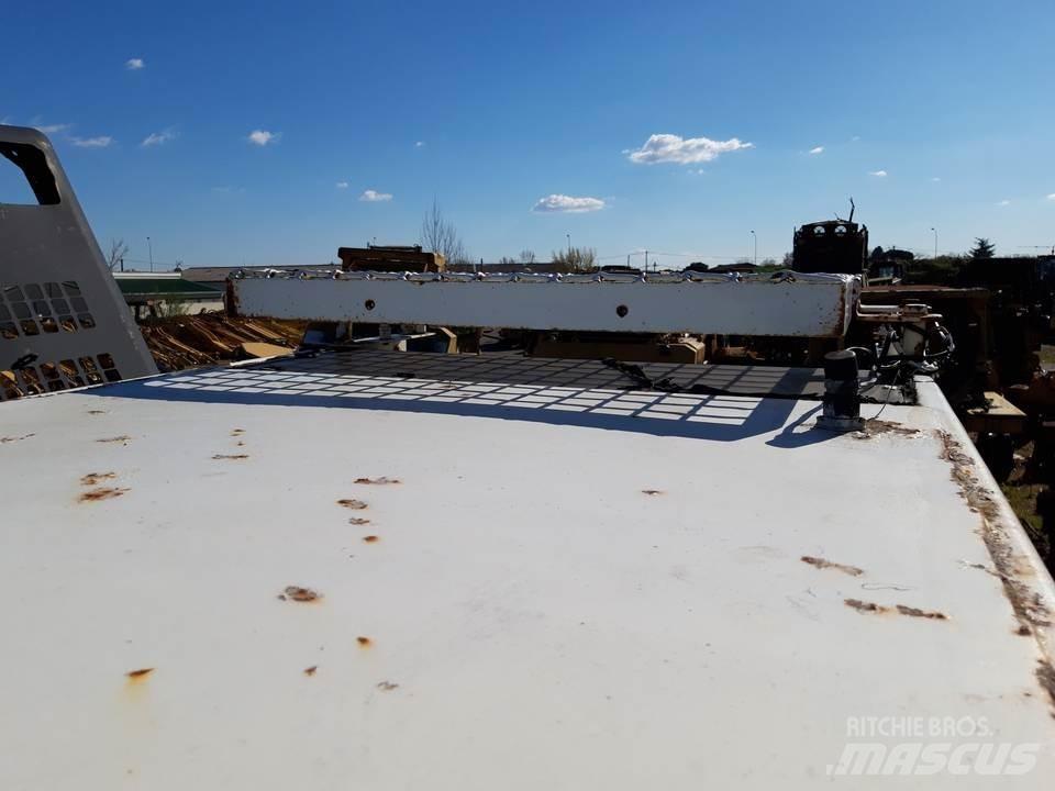 CAT 325LN Cabins and interior