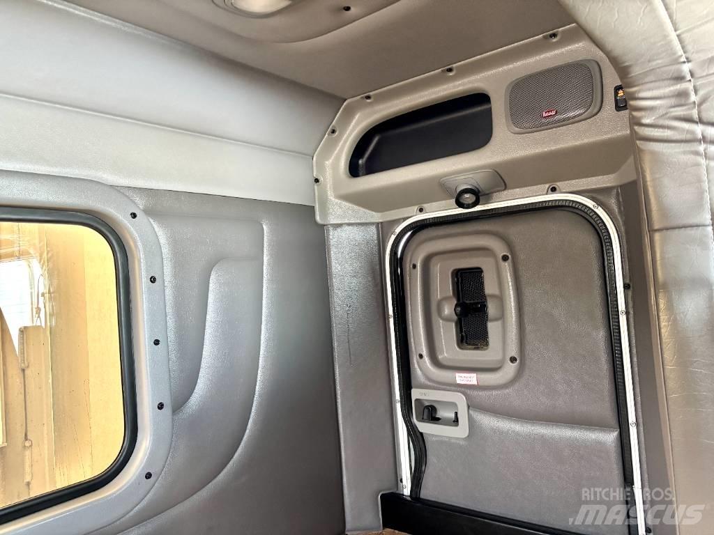 Peterbilt 389 Prime Movers