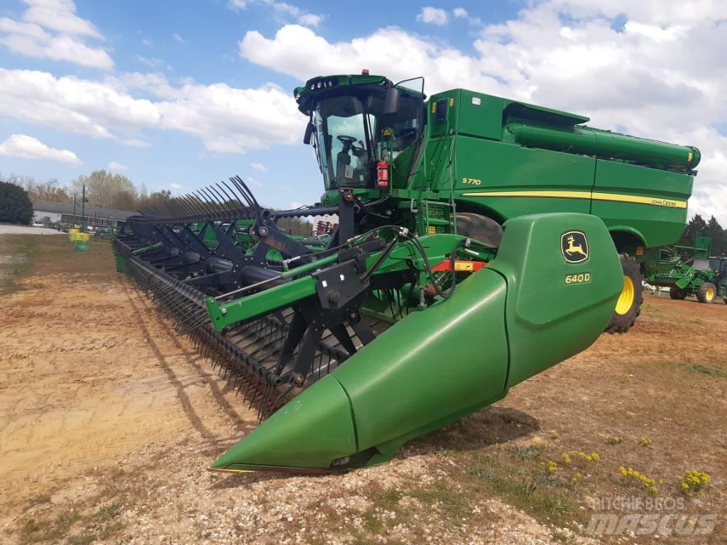 John Deere 640 D Combine harvester heads