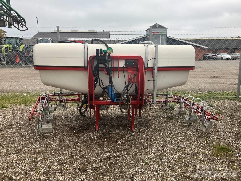  Agrovo 3000 liter Mounted sprayers