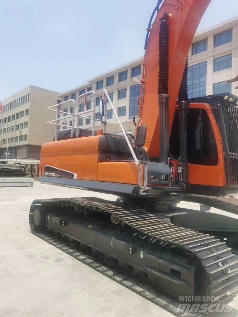 Doosan DX 300 LC Crawler excavators