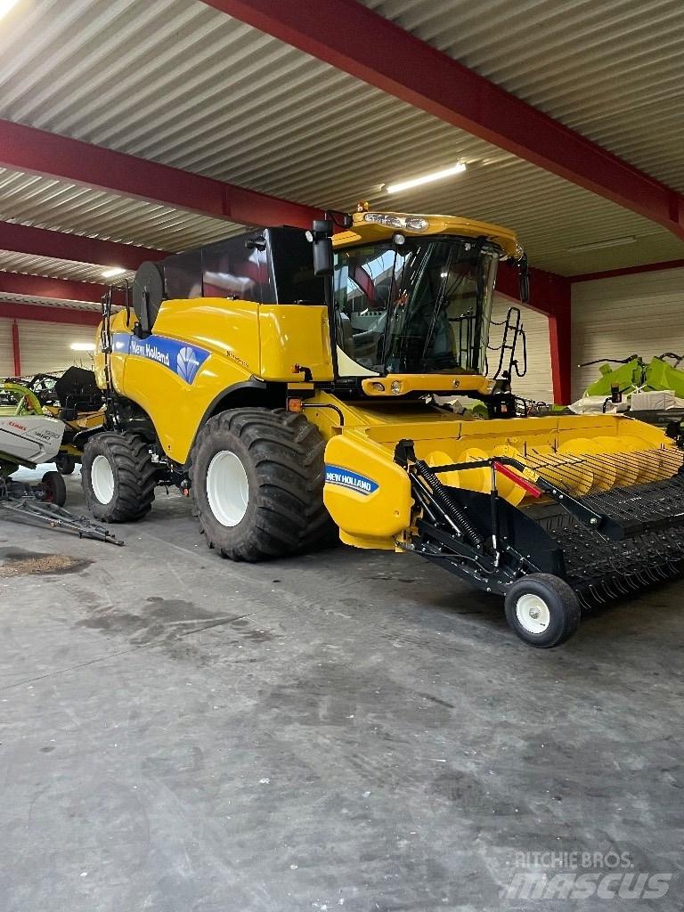 New Holland CX 8080 Combine harvesters
