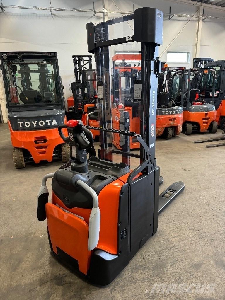 Toyota SPE160L Pedestrian stacker