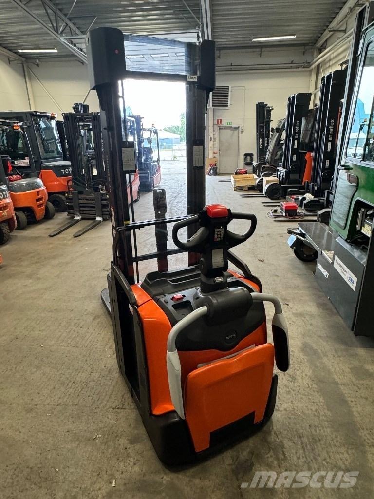 Toyota SPE160L Pedestrian stacker