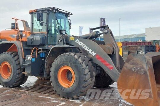 Develon DL 480-7 Backhoe
