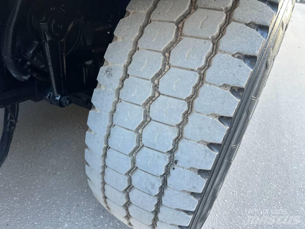 International 7400 Commercial vehicle