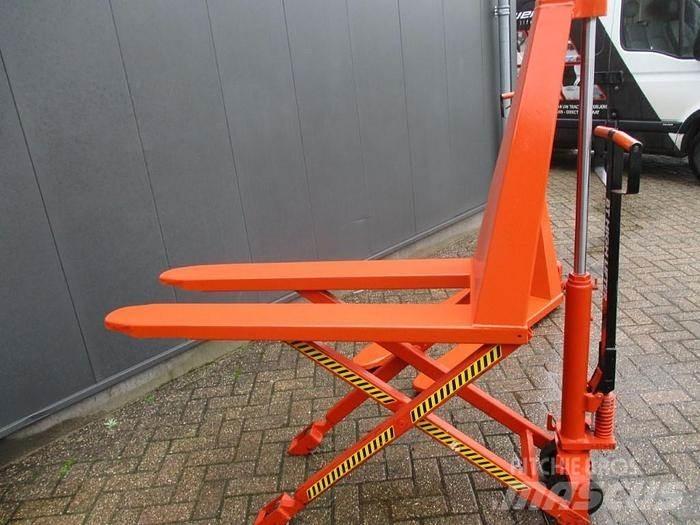 BT HL 1000 Pedestrian stacker