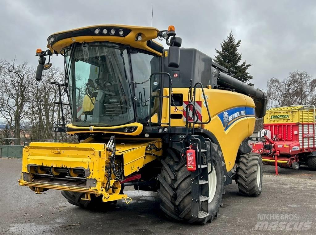 New Holland CX 880 Combine harvesters