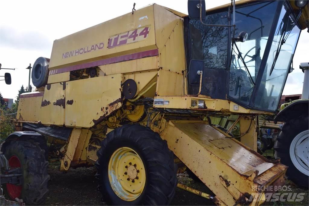 New Holland TF 44 Combine harvesters