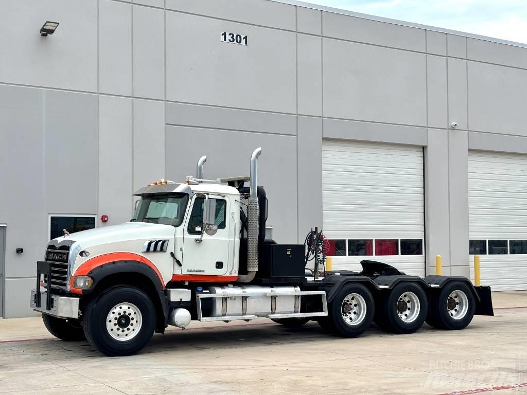 Mack GU 713 Recovery vehicles