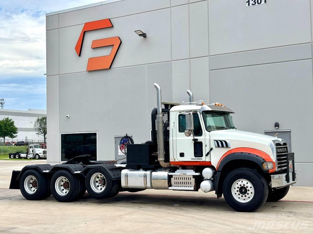 Mack GU 713 Recovery vehicles