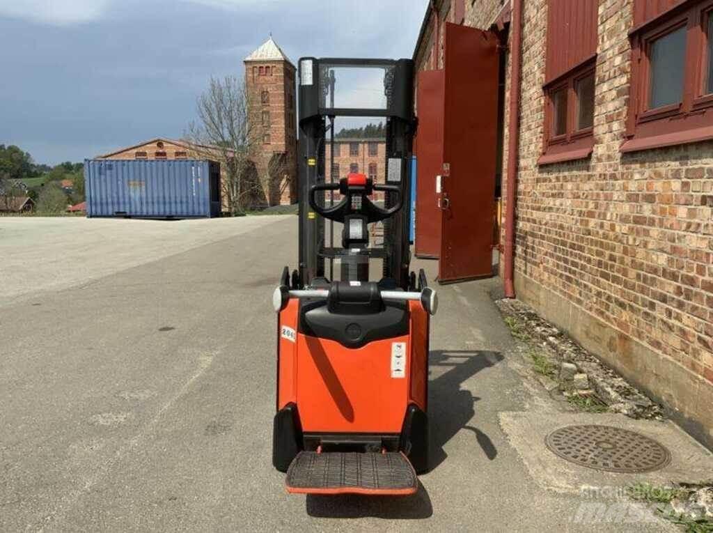 BT SPE 120 L Pedestrian stacker