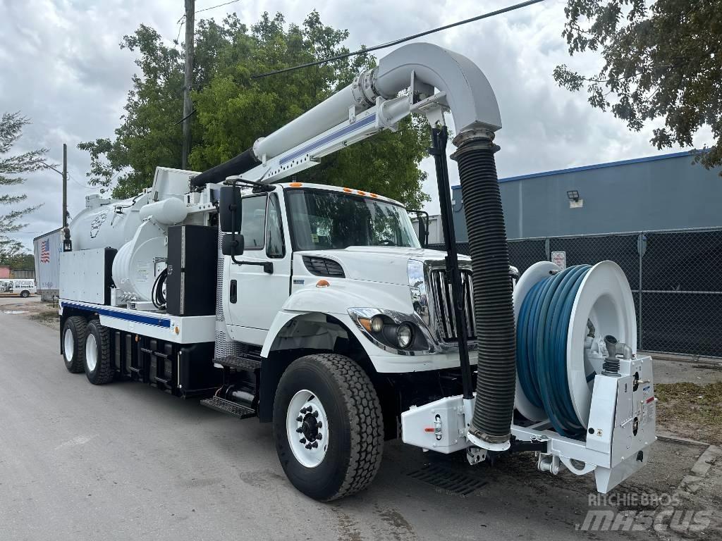 International 7500 Commercial vehicle