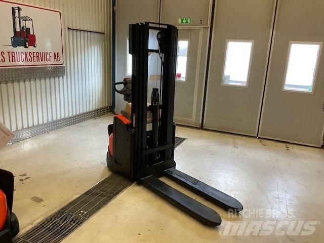 Toyota SWE 120 L Pedestrian stacker