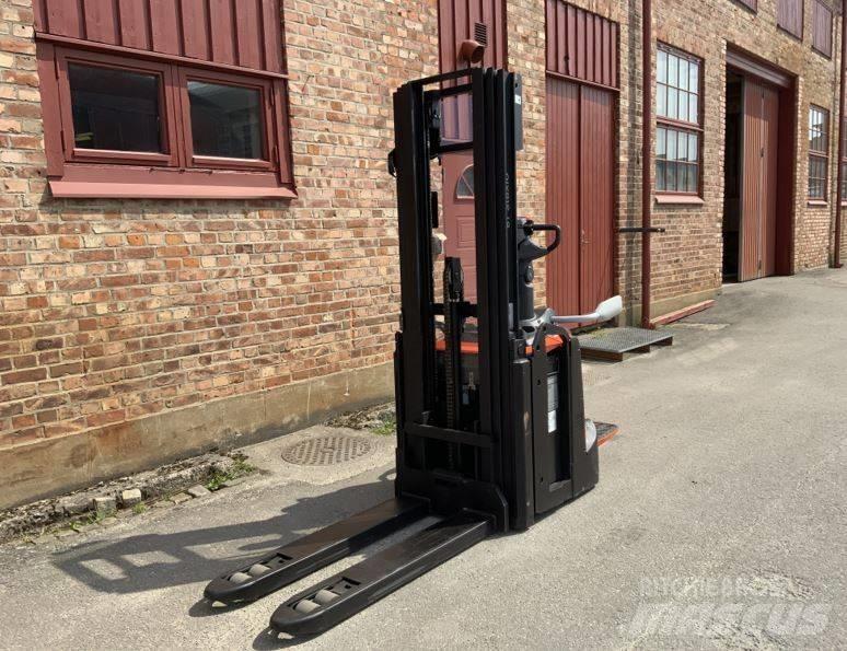 BT SPE 120 L Pedestrian stacker