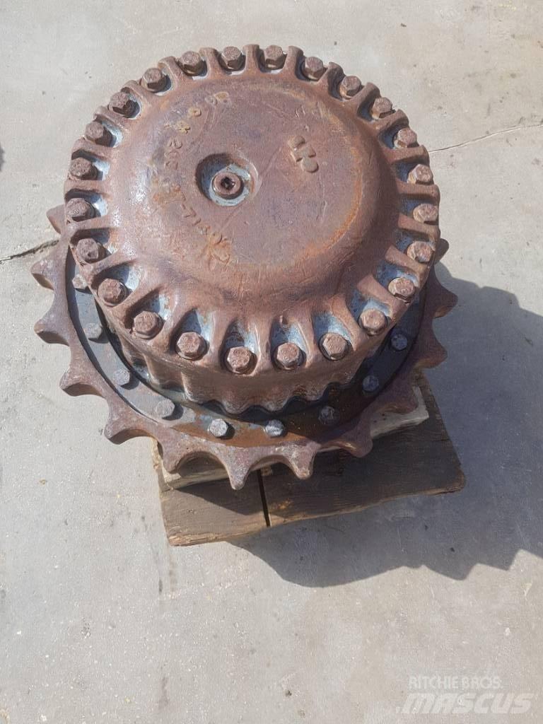 Komatsu PC210-3 Tracks, chains and undercarriage