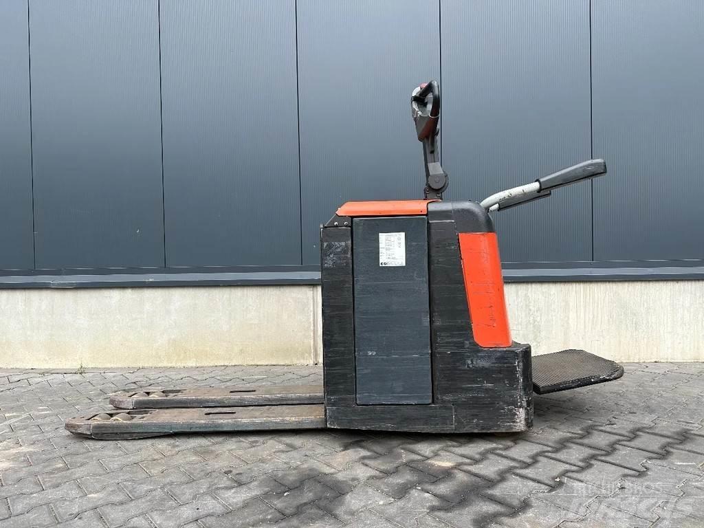 BT LPE240/M Pedestrian stacker