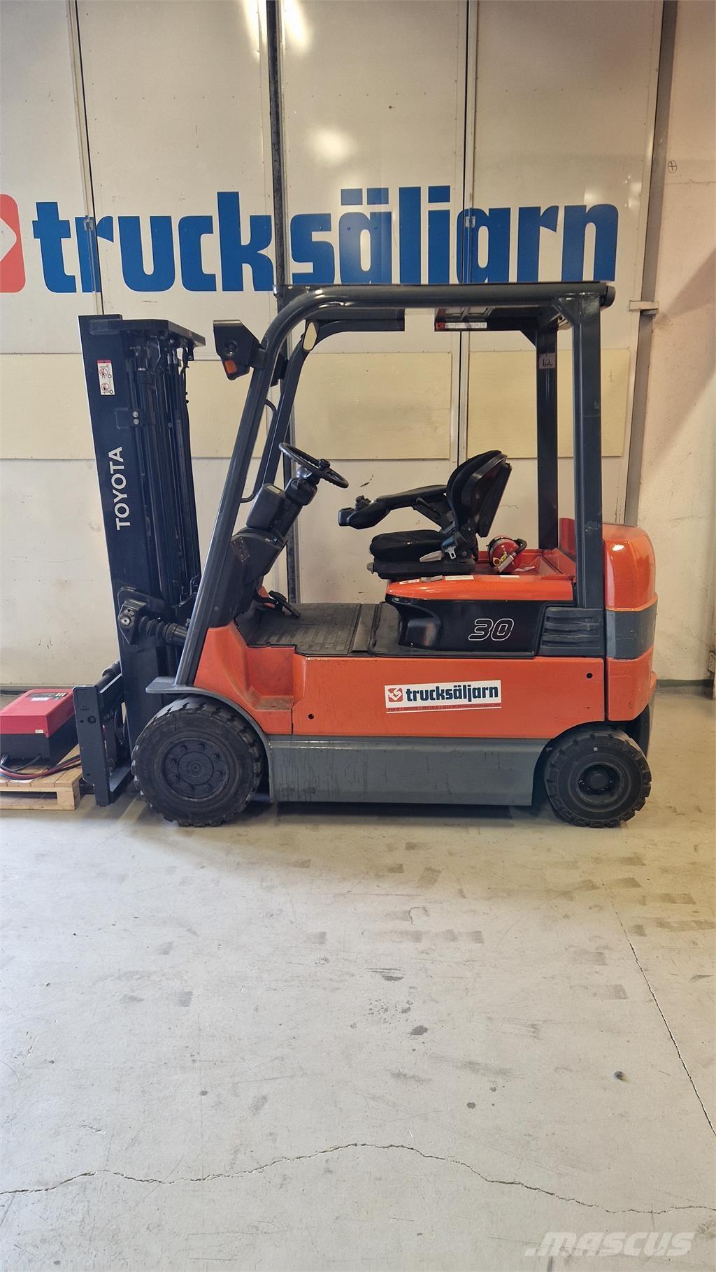 Toyota 7FBMF30 Electric forklift trucks