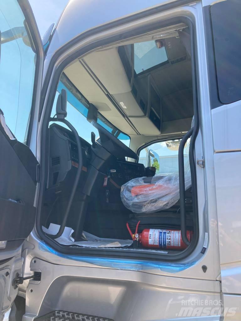 Volvo FH16-650 Truck mounted cranes